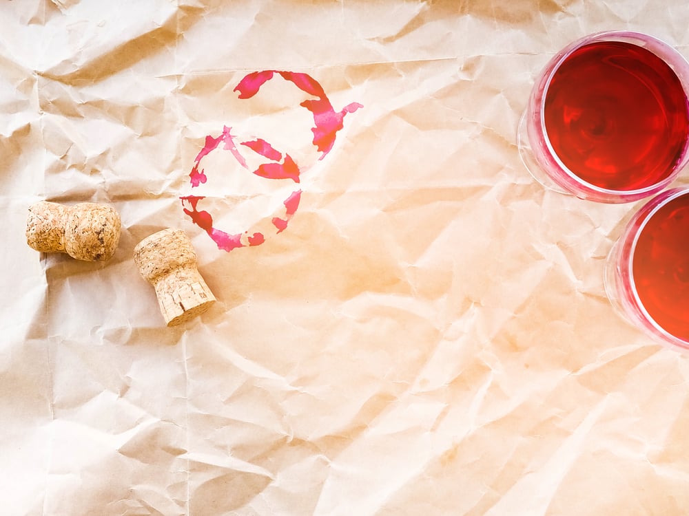 Les astuces de grand-mère pour enlever une tâche de vin